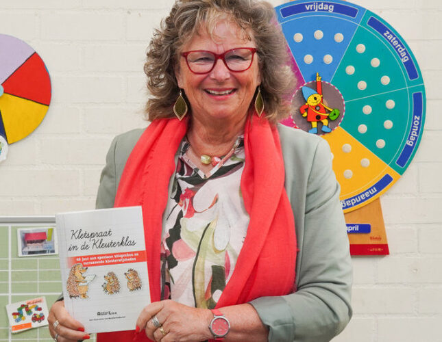 Met trots presenteert Anna-lies haar eigen boek