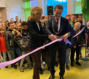 Burgemeester opent bibliotheek Prinses Margrietschool
