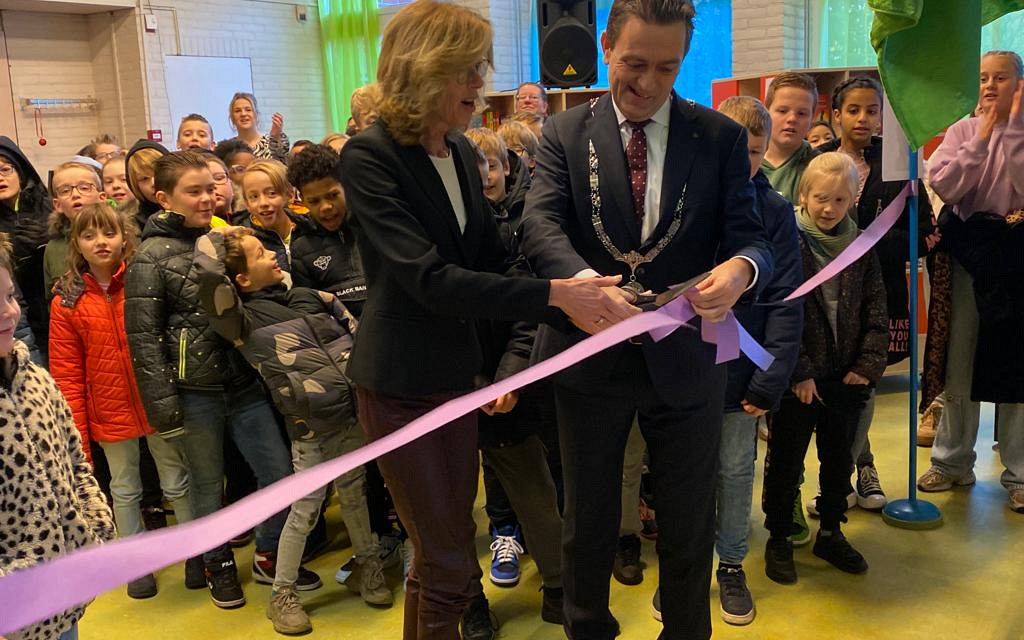Burgemeester opent bibliotheek Prinses Margrietschool